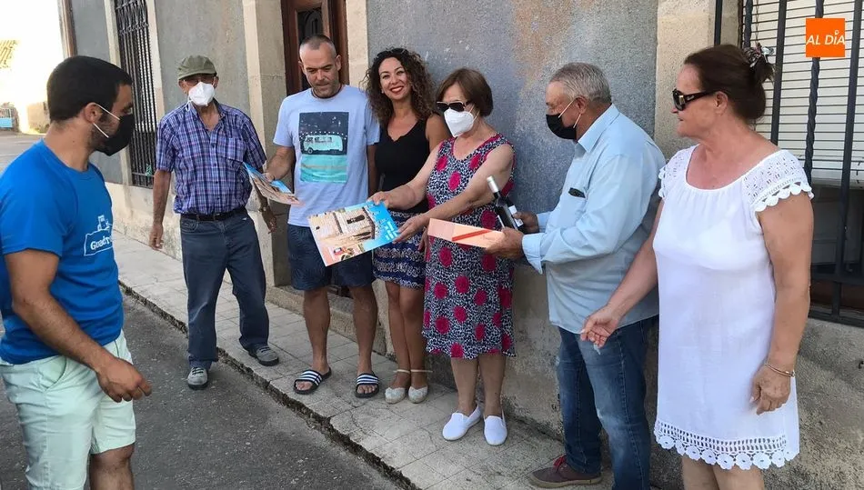 En torno a 80 hornazos y otras tantas botellas de vino fueron repartidas por las casas de Guadramiro