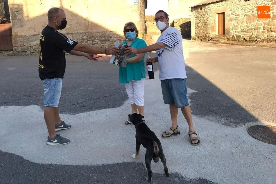 Foto 7 - Los vecinos de Guadramiro celebran San Crist&oacute;bal con hornazo y vino de Arribes  