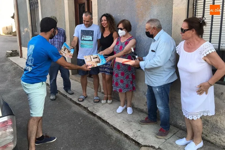 Foto 3 - Los vecinos de Guadramiro celebran San Crist&oacute;bal con hornazo y vino de Arribes  