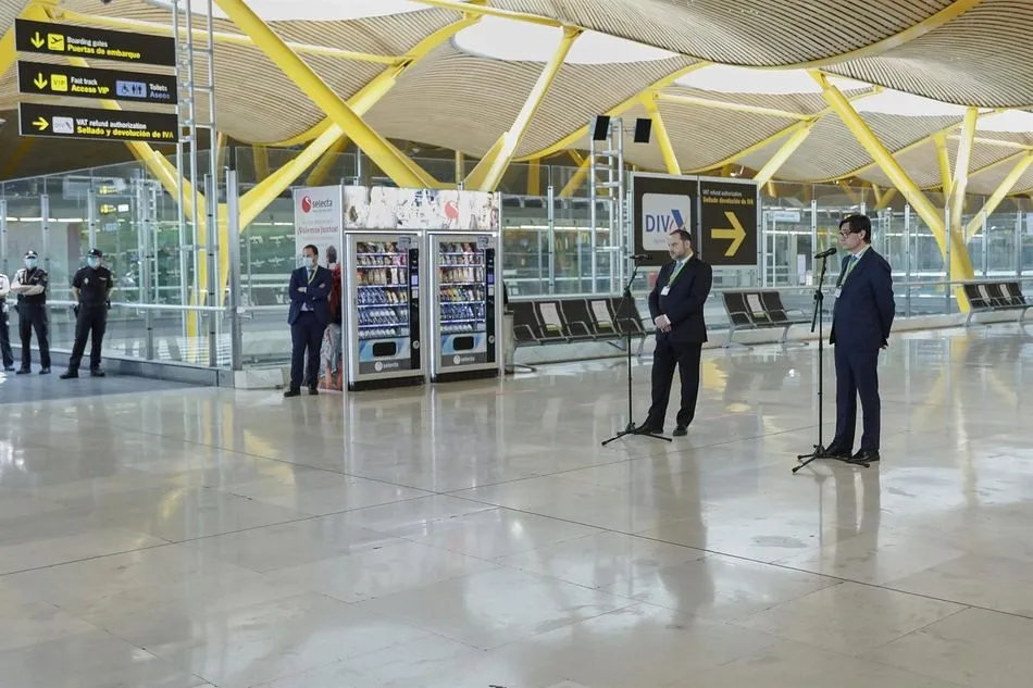 El ministro de Transportes, Movilidad y Agenda Urbana, José Luis Ábalos (i), y el ministro de Sanidad, Salvador Illa, atienden a los medios en su visita al Aeropuerto Adolfo Suárez Madrid-Barajas - Jesús Hellín - Europa Press
