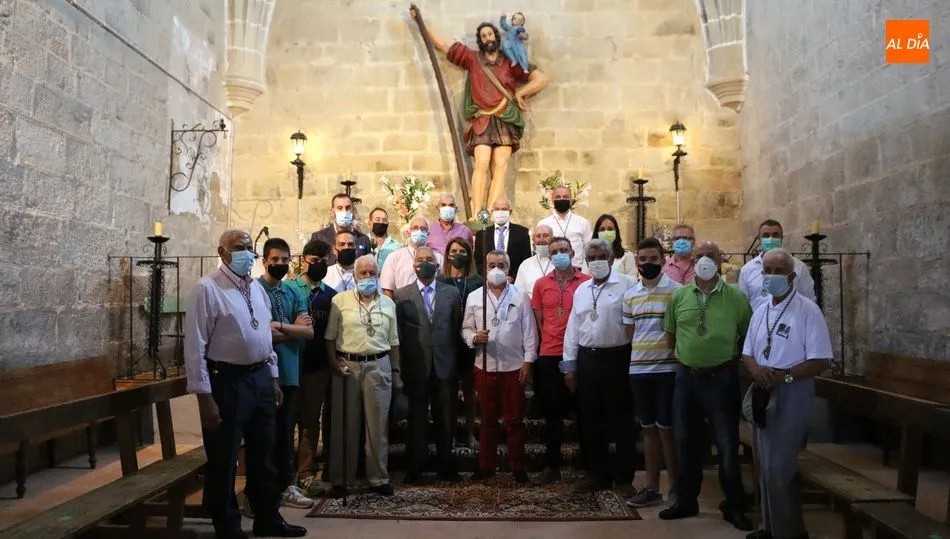 El mayordomo, Florencio Vicente (centro) estuvo arropado por el resto de cofrades