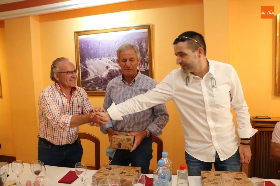 Foto 8 - El Ayuntamiento de Vitigudino homenajea a dos bomberos del Parque local por su jubilaci&oacute;n  