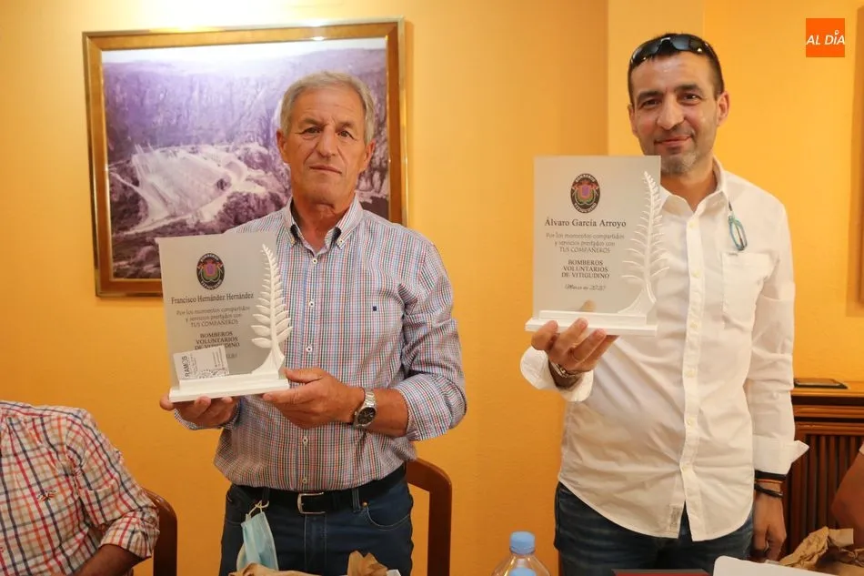 Foto 2 - El Ayuntamiento de Vitigudino homenajea a dos bomberos del Parque local por su jubilaci&oacute;n  