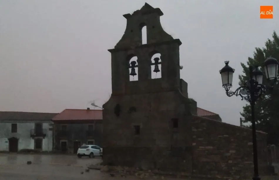 Un rayo derribó parte de la espadaña de la iglesia de Las Uces