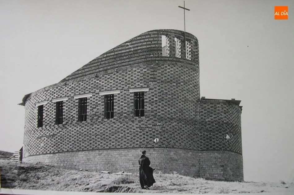 Foto 2 - Amatos de Alba recuerda el 50 aniversario de su iglesia parroquial