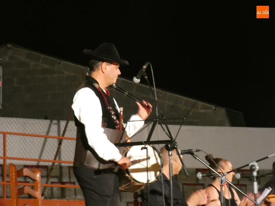 Foto 8 - Villoria disfruta del musical &ldquo;Charros y Gitanos&rdquo; a medias por la tormenta