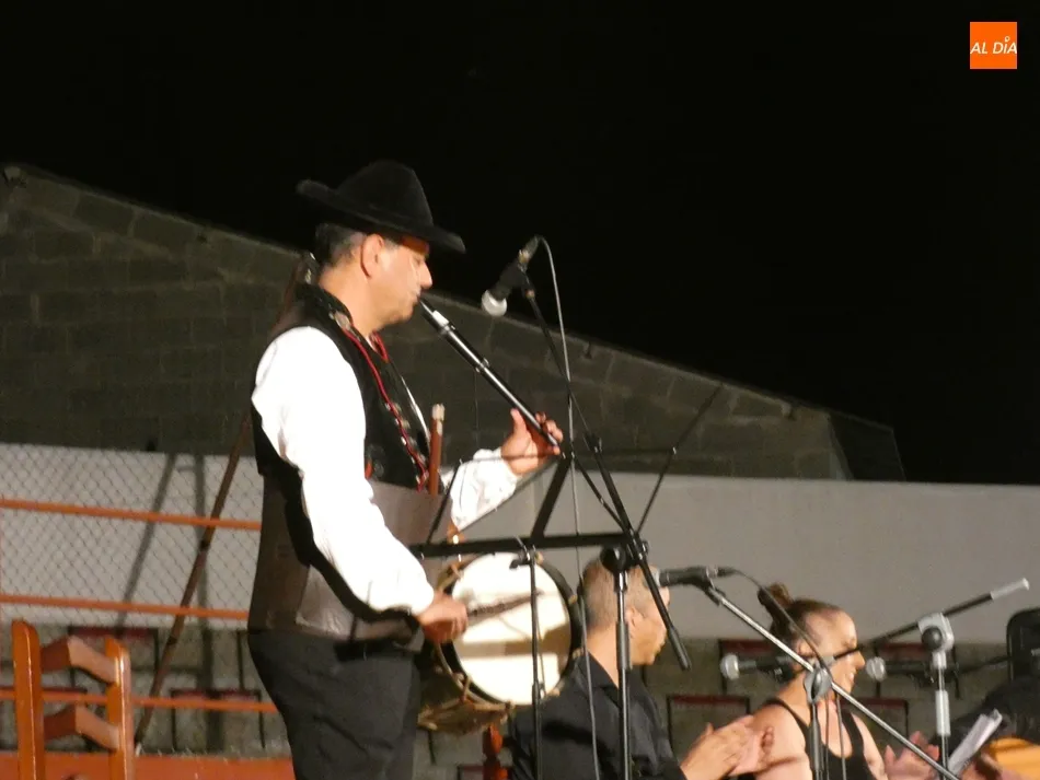 Foto 6 - Villoria disfruta del musical &ldquo;Charros y Gitanos&rdquo; a medias por la tormenta