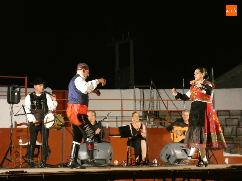Villoria disfruta del musical Charros y Gitanos a medias por la tormenta