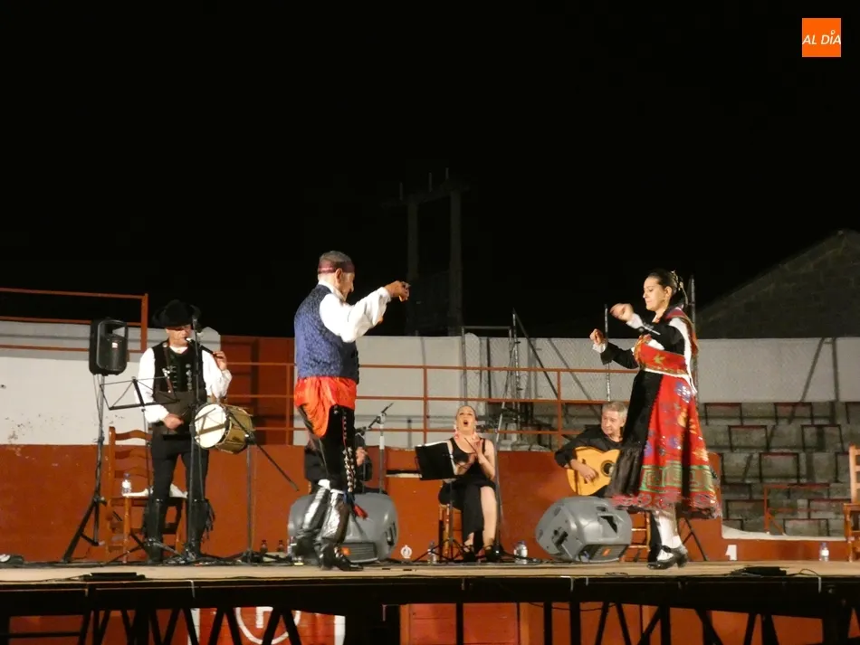 Foto 2 - Villoria disfruta del musical &ldquo;Charros y Gitanos&rdquo; a medias por la tormenta