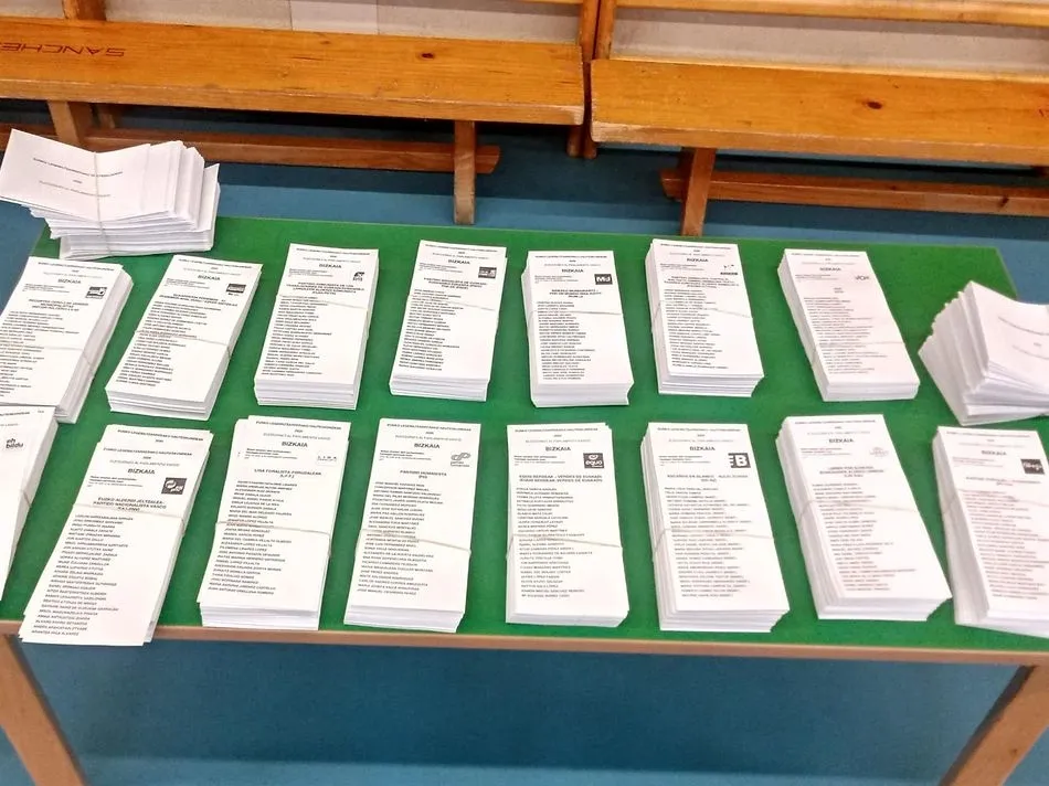 Papeletas en un colegio electoral vasco - Europa Press