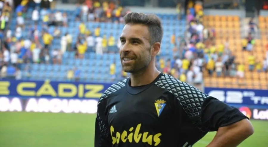 Alberto Cifuentes, exportero de la UDS, en un encuentro con el Cádiz. Foto Cádiz CF