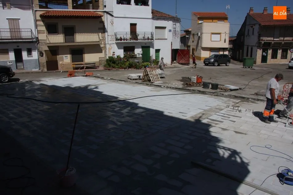 Foto 6 - La Plaza Mayor de Villarino demuestra ya el que ser&aacute; su nuevo aspecto en muchos a&ntilde;os  