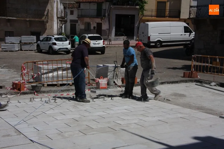 Foto 4 - La Plaza Mayor de Villarino demuestra ya el que ser&aacute; su nuevo aspecto en muchos a&ntilde;os  