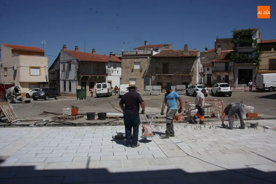 Foto 3 - La Plaza Mayor de Villarino demuestra ya el que ser&aacute; su nuevo aspecto en muchos a&ntilde;os  
