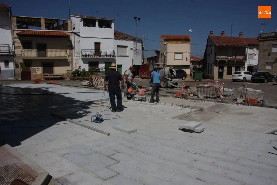 Foto 2 - La Plaza Mayor de Villarino demuestra ya el que ser&aacute; su nuevo aspecto en muchos a&ntilde;os  