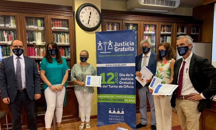 El decano del Colegio de Abogados de Salamanca, Eduardo Íscar Álvarez, junto a Raquel Martín Carcelén, diputada de la Junta de Gobierno del Colegio y responsable del Turno de Oficio