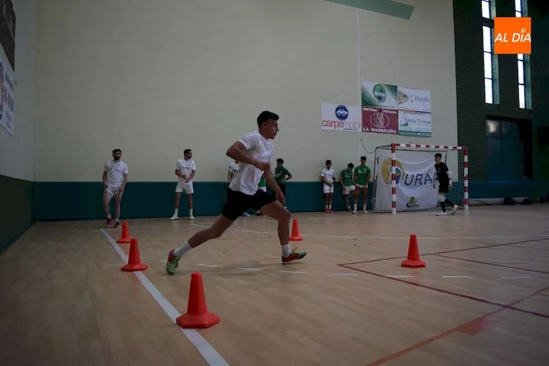 Jugadores del Piensos Durán Albense realizan un ejercicio durante un entrenamiento / Pedro Zaballos