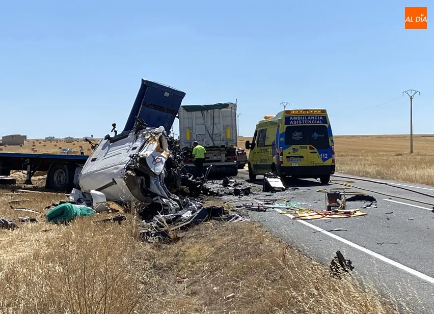 Foto 6 - Dos muertos en un brutal accidente entre dos camiones de mercanc&iacute;as en Macotera  