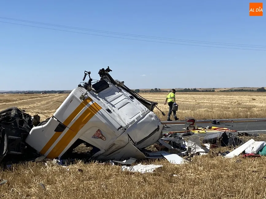 Foto 4 - Dos muertos en un brutal accidente entre dos camiones de mercanc&iacute;as en Macotera  