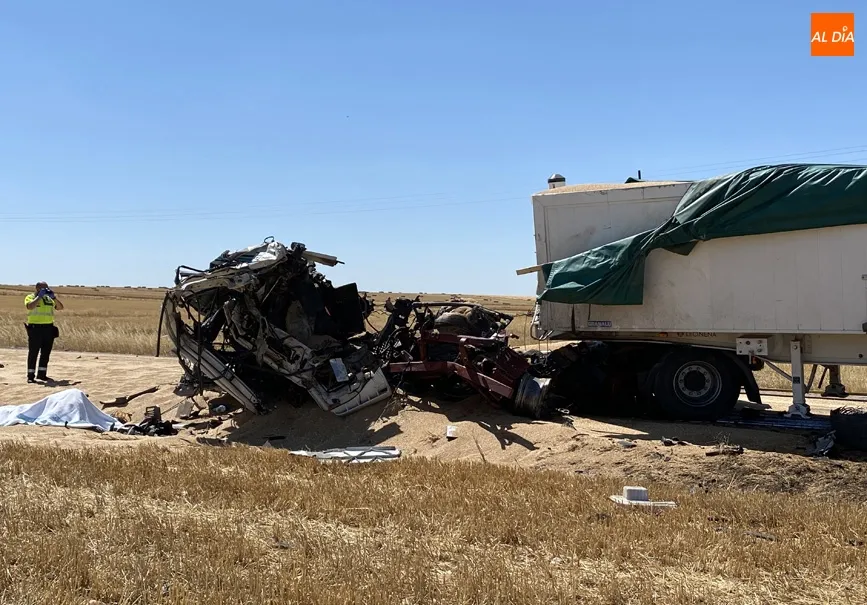 Foto 2 - Dos muertos en un brutal accidente entre dos camiones de mercanc&iacute;as en Macotera  