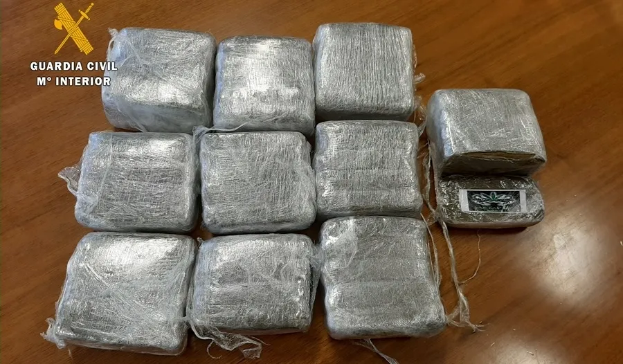 Foto 2 - La Guardia Civil intercepta en Cantagallo un cargamento de 5 kilos de hach&iacute;s