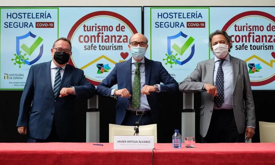 Firma del convenio para la promoción del turismo seguro y de confianza entre la Junta y los hosteleros de España y Castilla y León. - Foto JCYL