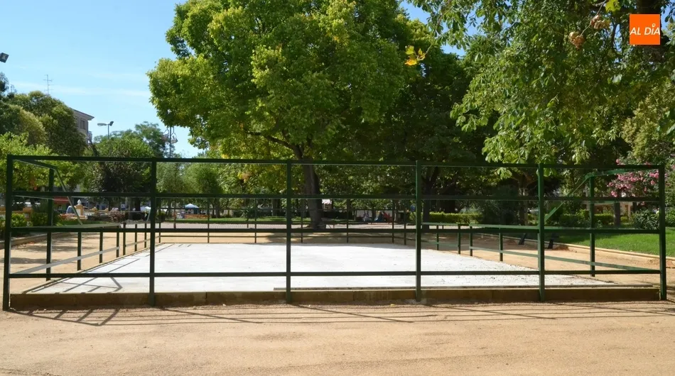 Instalado el vallado del campo de césped artificial que se está creando en La Glorieta  