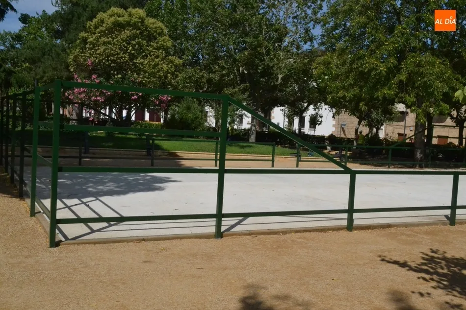 Foto 4 - Instalado el vallado del campo de c&eacute;sped artificial que se est&aacute; creando en La Glorieta  