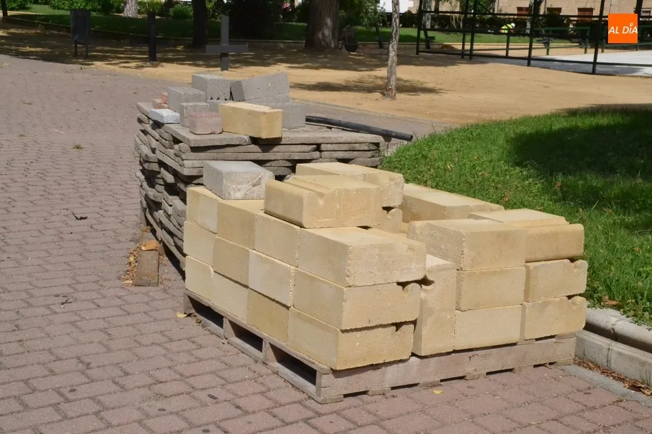 Foto 5 - Instalado el vallado del campo de c&eacute;sped artificial que se est&aacute; creando en La Glorieta  