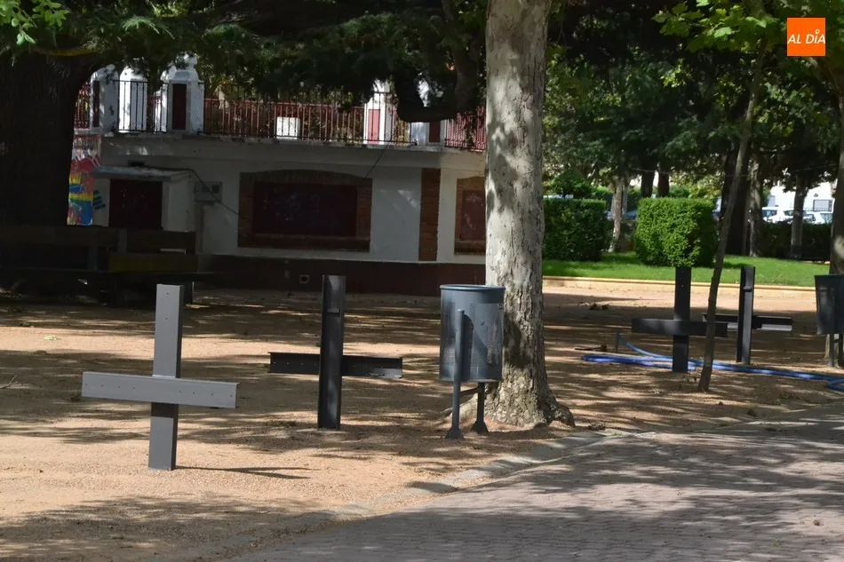 Foto 10 - Instalado el vallado del campo de c&eacute;sped artificial que se est&aacute; creando en La Glorieta  
