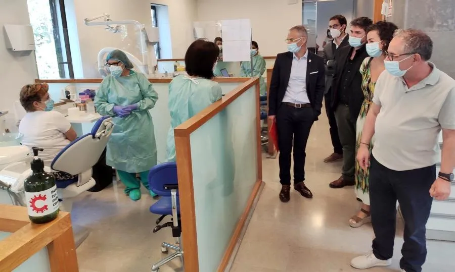 El rector de la USAL en la Clínica Odontológica, donde se realizan las pruebas de la COVID-19. Foto EP