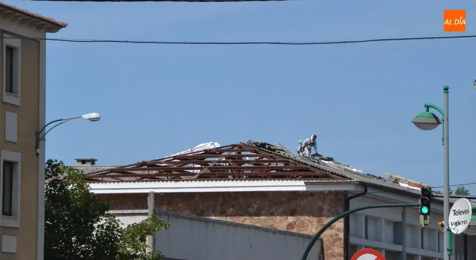 Foto 5 - Comienzan los trabajos de sustituci&oacute;n de la cubierta del IES Tierra  