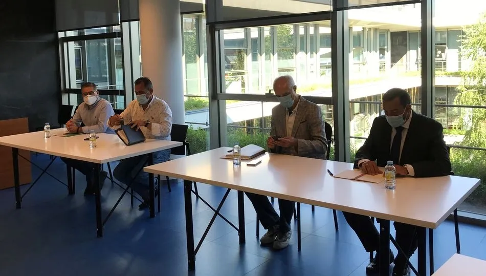 Eloy Ruiz (d) durante la reunión mantenida este martes con representantes de las OPAs
