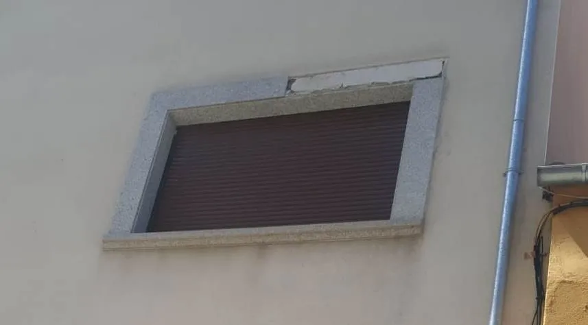 Foto 5 - Los Bomberos intervienen por un desprendimiento en una fachada de la Avenida de B&eacute;jar  
