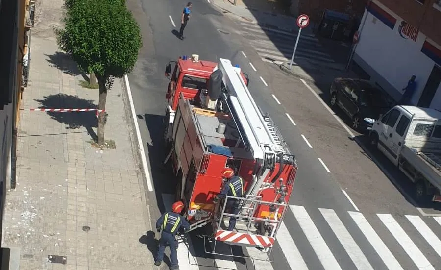 Foto 4 - Los Bomberos intervienen por un desprendimiento en una fachada de la Avenida de B&eacute;jar  