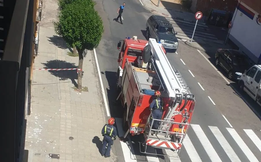 Los Bomberos intervienen por un desprendimiento en una fachada de la Avenida de Béjar  