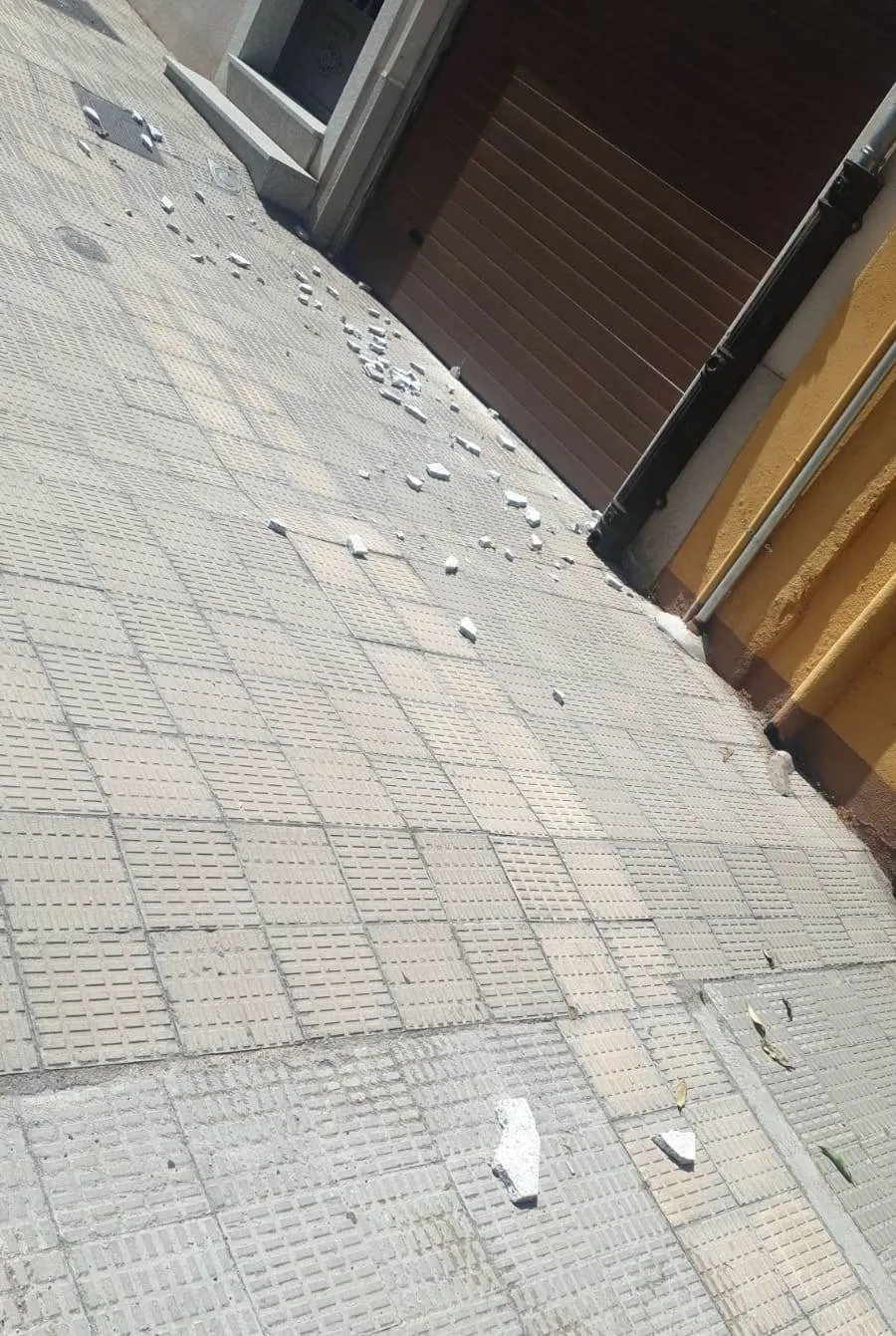 Foto 2 - Los Bomberos intervienen por un desprendimiento en una fachada de la Avenida de B&eacute;jar  