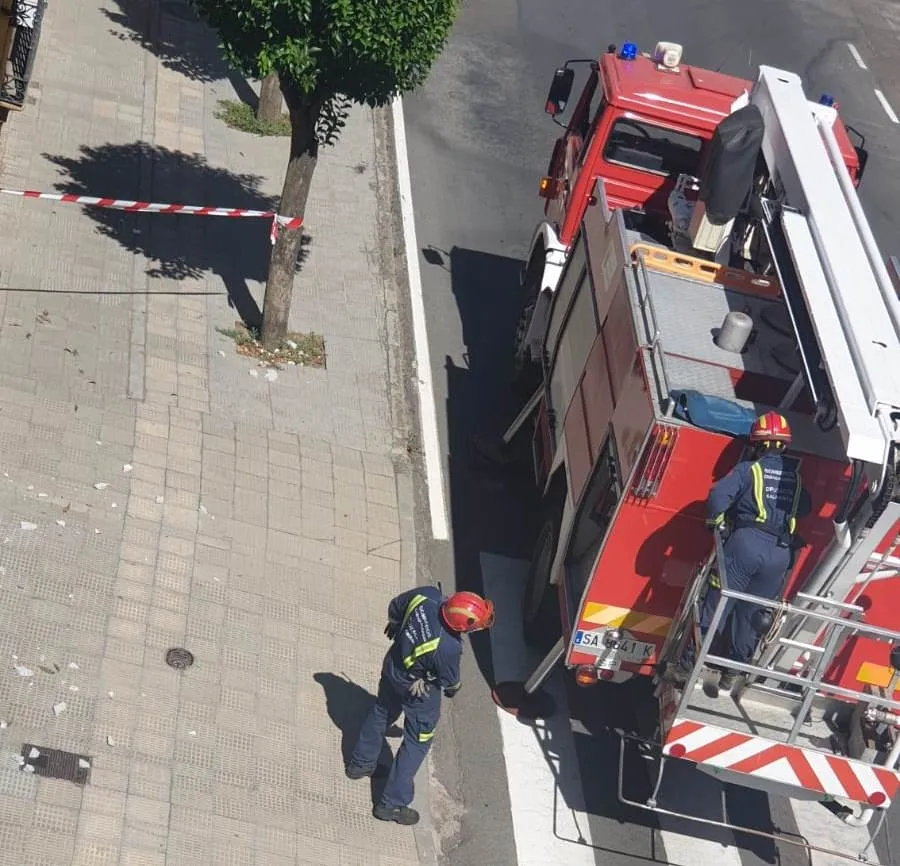 Foto 3 - Los Bomberos intervienen por un desprendimiento en una fachada de la Avenida de B&eacute;jar  