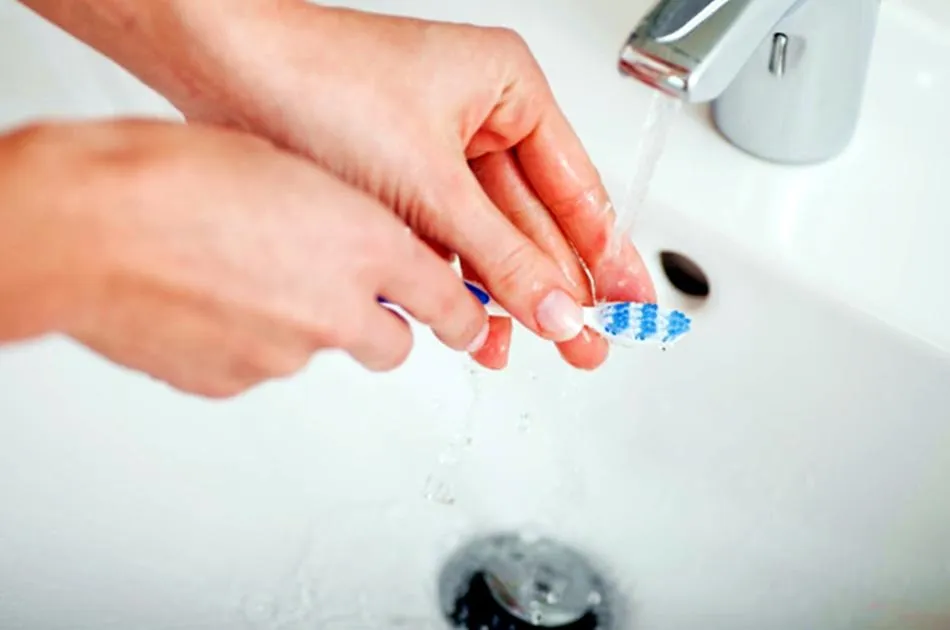 Los dentistas aconsejan lavarse muy bien las manos con agua y jabón antes de tocar el...