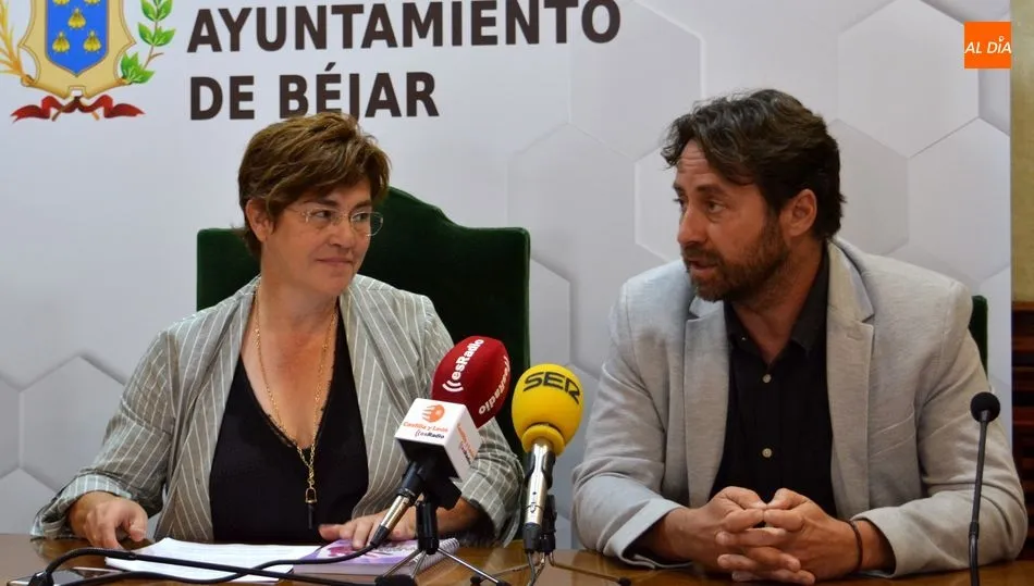 Elena Martín, alcaldesa de Béjar y Antonio Cámara, concejal de Asuntos Sociales