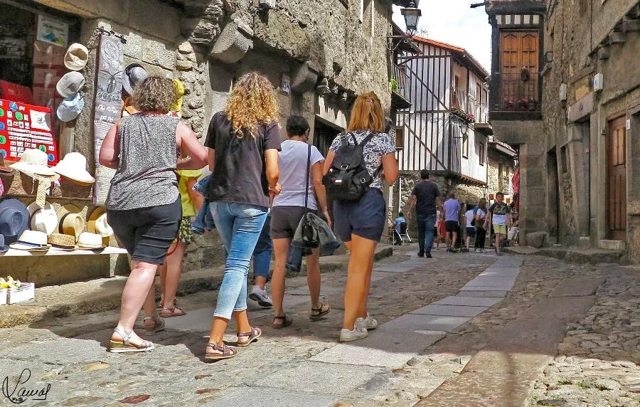 Turistas en el casco histórico de La Alberca. Foto de Manuel Lamas