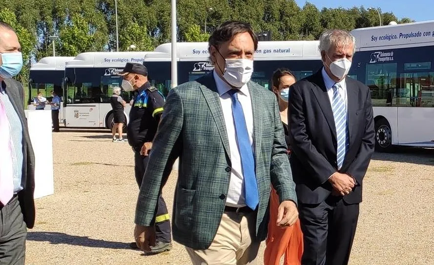 El alcalde de Salamanca, Carlos García Carbayo, en el Parque Elio Antonio de Nebrija. Foto EP