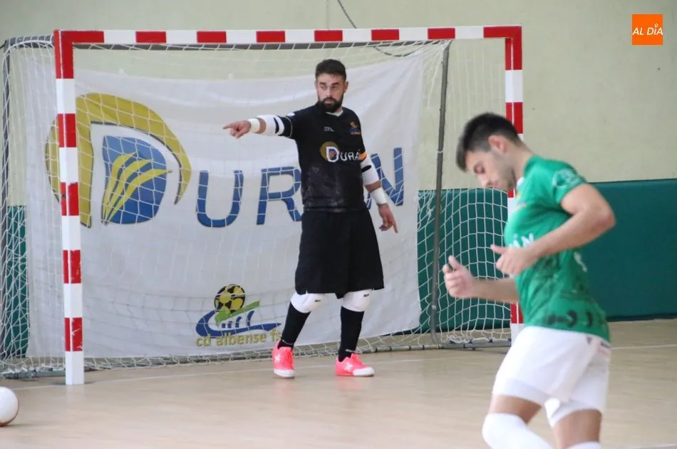 Carlos Tejedor da instrucciones a sus compañeros durante un partido / Roberto Jiménez