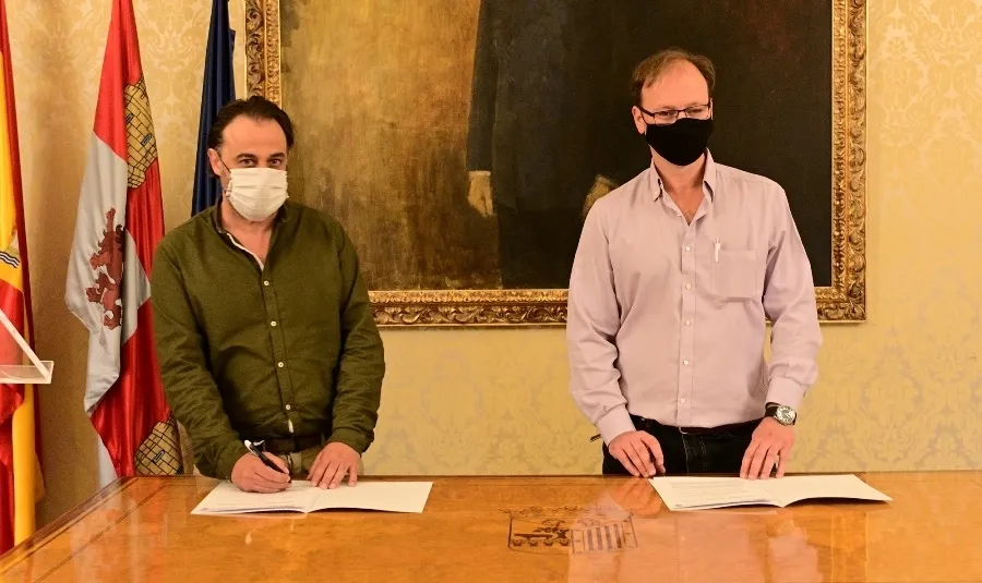 El concejal de Turismo del Ayuntamiento de Salamanca, Fernando Castaño y el presidente de la Asociación Salmantina de Agencias de Viajes (Asav), Juan Carlos del Val, en la firma de este convenio