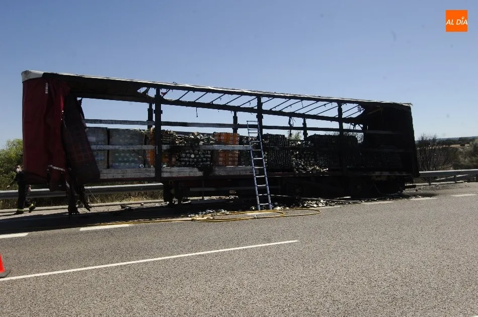 Foto 10 - Arde en la A-62 a la altura de Carpio de Azaba un cami&oacute;n cargado de latas de conserva  