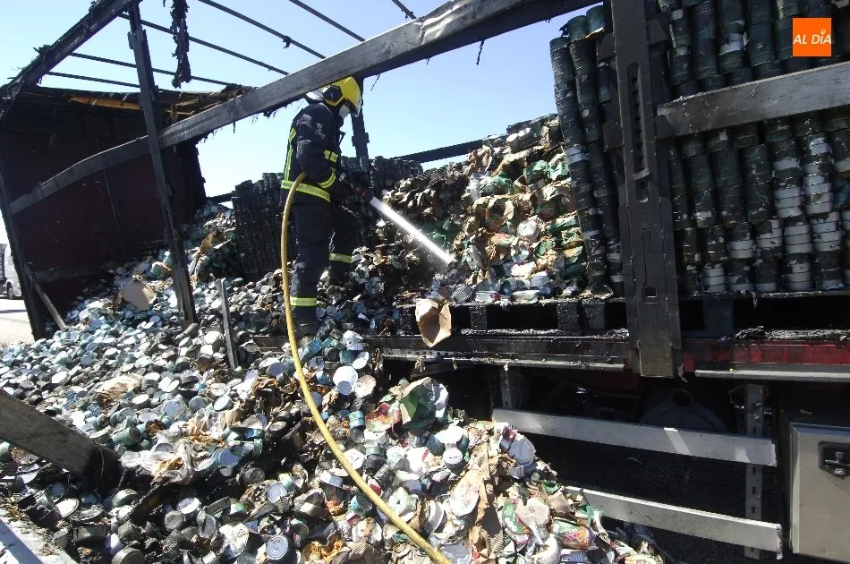 Los Bomberos de Ciudad Rodrigo trabajando en el lugar | Fotos Adrián Martín