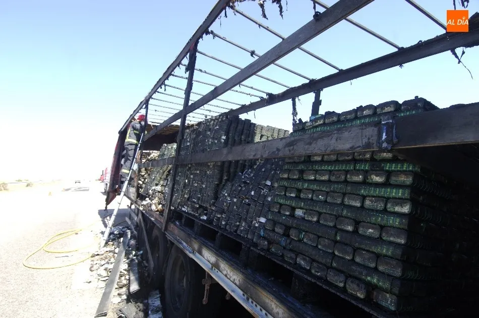 Foto 2 - Arde en la A-62 a la altura de Carpio de Azaba un cami&oacute;n cargado de latas de conserva  