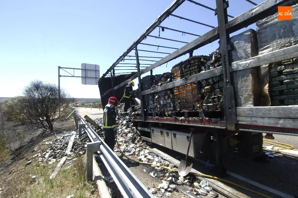 Foto 5 - Arde en la A-62 a la altura de Carpio de Azaba un cami&oacute;n cargado de latas de conserva  