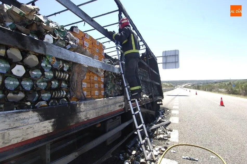Foto 3 - Arde en la A-62 a la altura de Carpio de Azaba un cami&oacute;n cargado de latas de conserva  