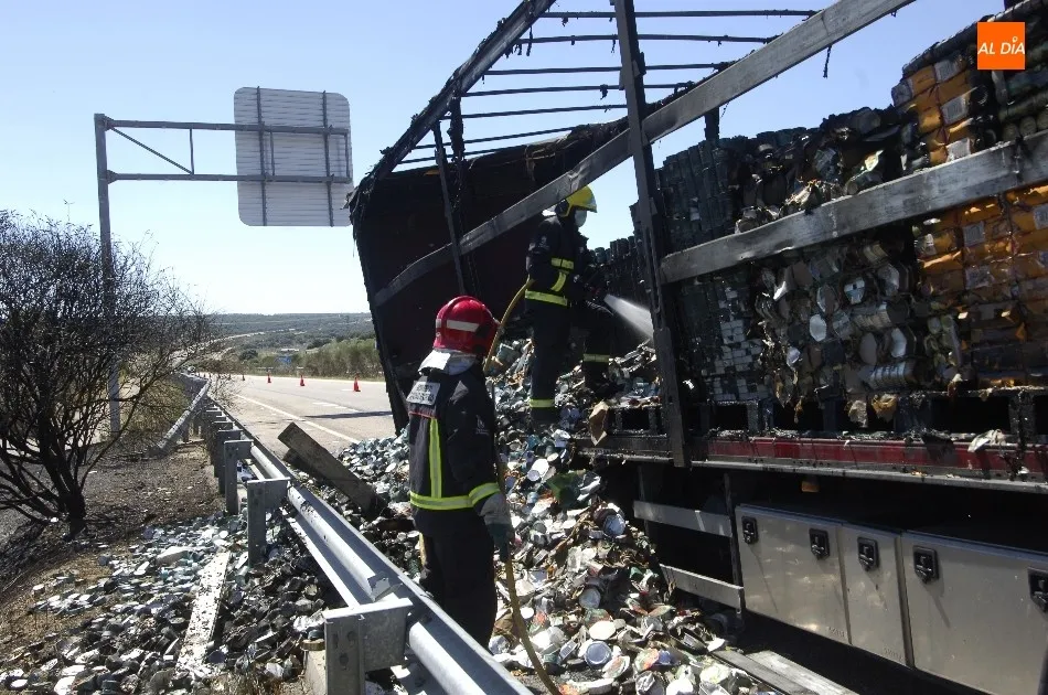 Foto 4 - Arde en la A-62 a la altura de Carpio de Azaba un cami&oacute;n cargado de latas de conserva  